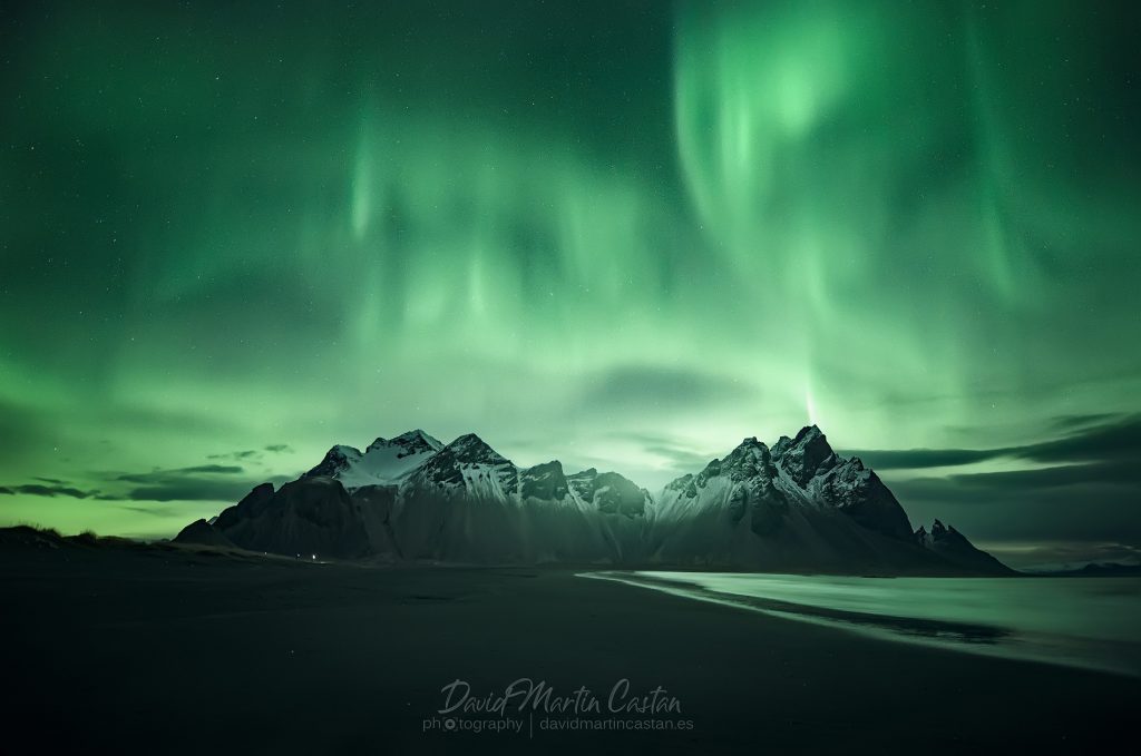 Aurora boreal en Vestrahorn, Islandia